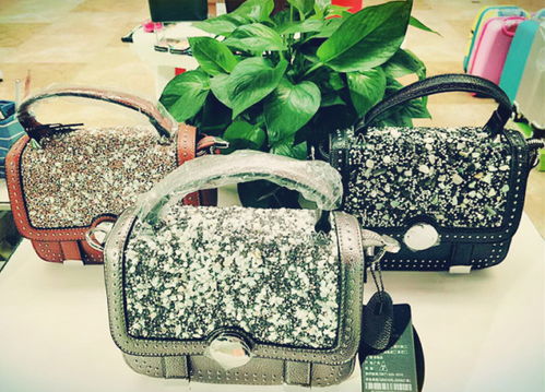 濱沙購物廣場金路達箱包專柜升級在即，服裝清倉大甩賣火熱進行中